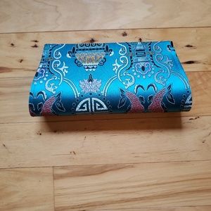 Oriental inspired clutch magnetic close